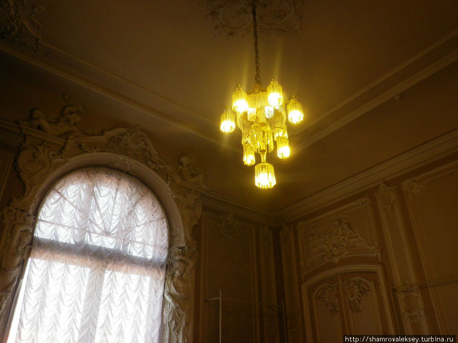 Бежевая гостиная соединяет Парадную лестницу с Золотой Малиновой гостиной Санкт-Петербург, Россия