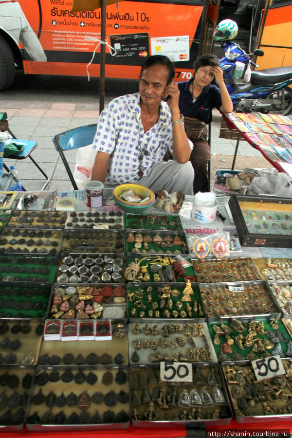 Коллекционеры у стен Королевского дворца Бангкок, Таиланд