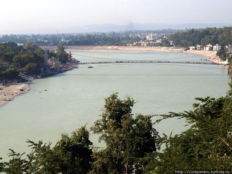 Город весь в окружении лесов и расположен на берегах священной реки Ганги. Ришикеш, Индия