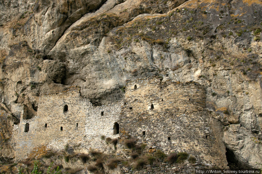 Крепость в скале, недалеко от пос.Верхний Фиагдон Ставропольский край, Россия