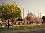 Напротив собора стоит его соперница — мечеть Султанахмет или просто Голубая мечеть.