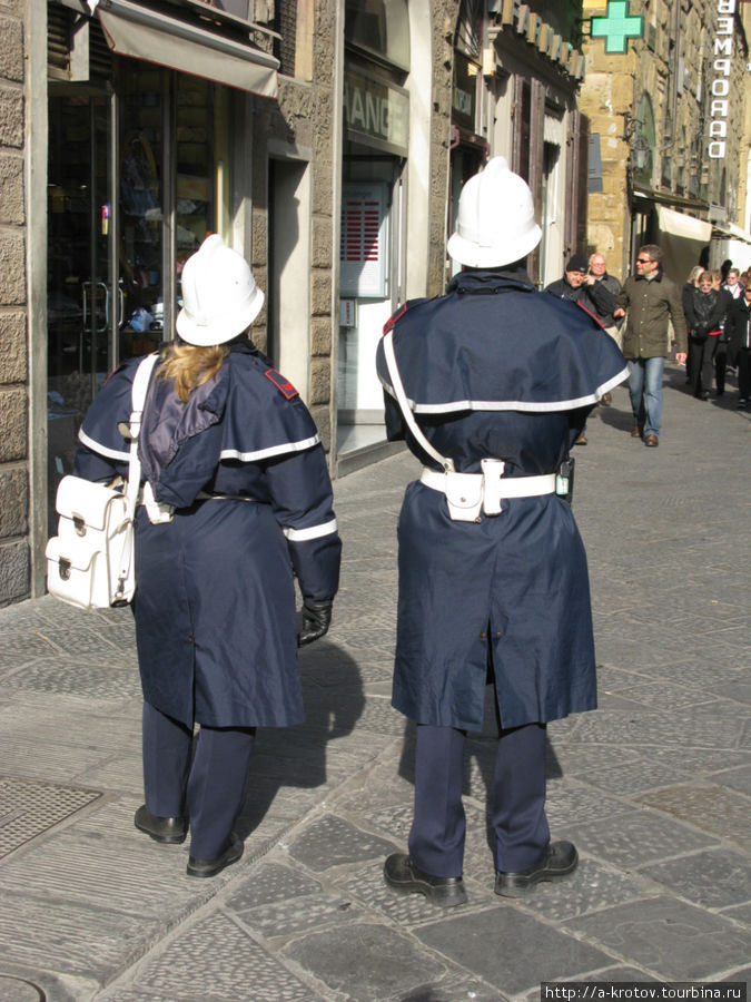 А это современные герои — полицейские Флоренция, Италия