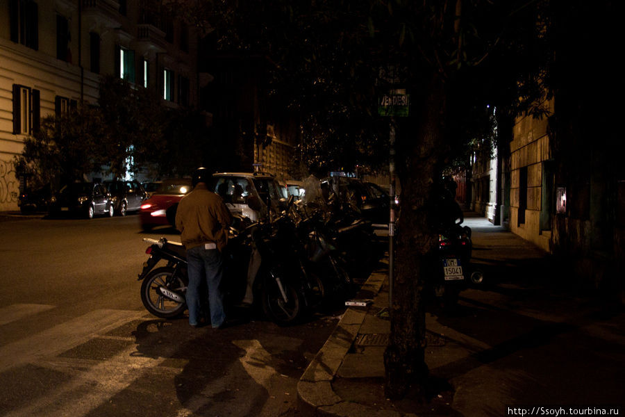Мотоциклисты ставят своих железных коней спать. Рим, Италия