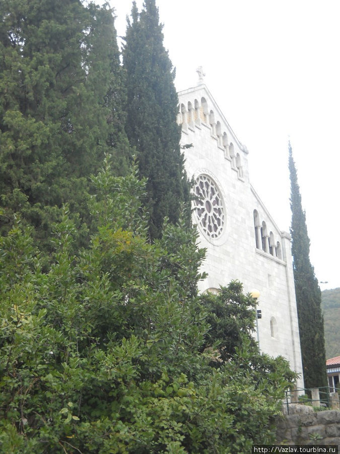 Боковой вид на фасад церкви Опатия, Хорватия