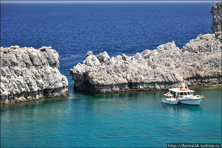 В южной кольцевой бухте — Св. Петра есть некий раскол в скале на фоне которого все фотографируются Линдос, остров Родос, Греция