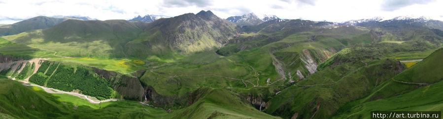 а это собственно и есть сама поляна Джалы-су, на фото просматриваются два водопада из трех Эльбрус (гора 5642м), Россия