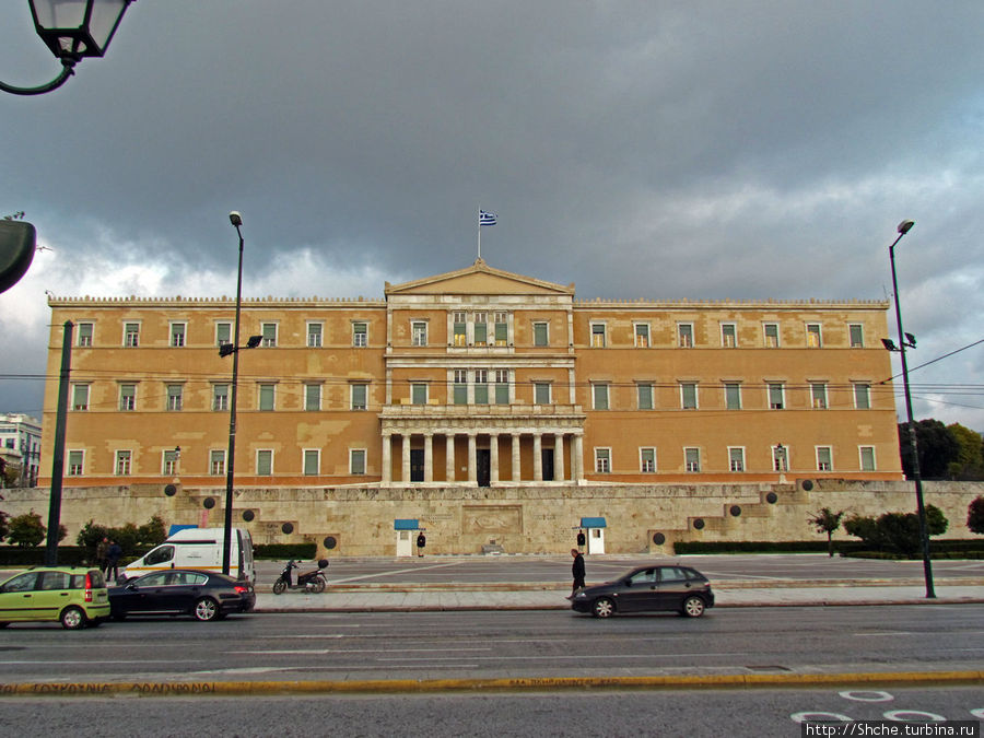 Венец площади — здание парламента Афины, Греция