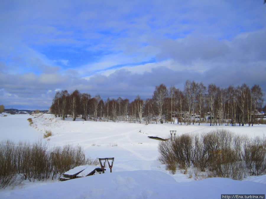 Вид на стрелку, где сливаются Векса и Кострома Буй, Россия