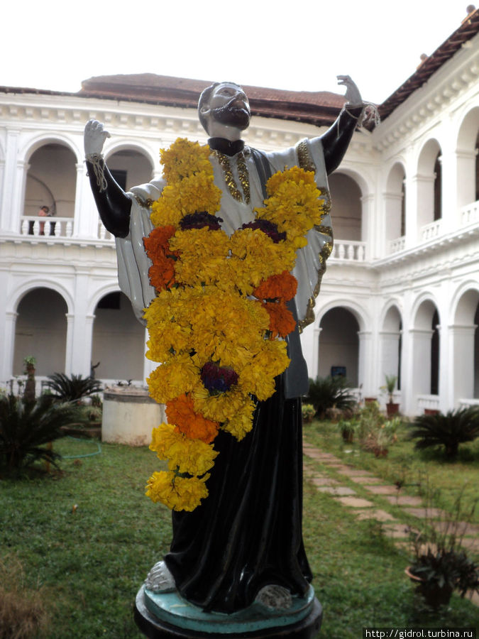 Св.Франсиска Ксавьера в цветах. Цветы — это почетно. Панаджи, Индия