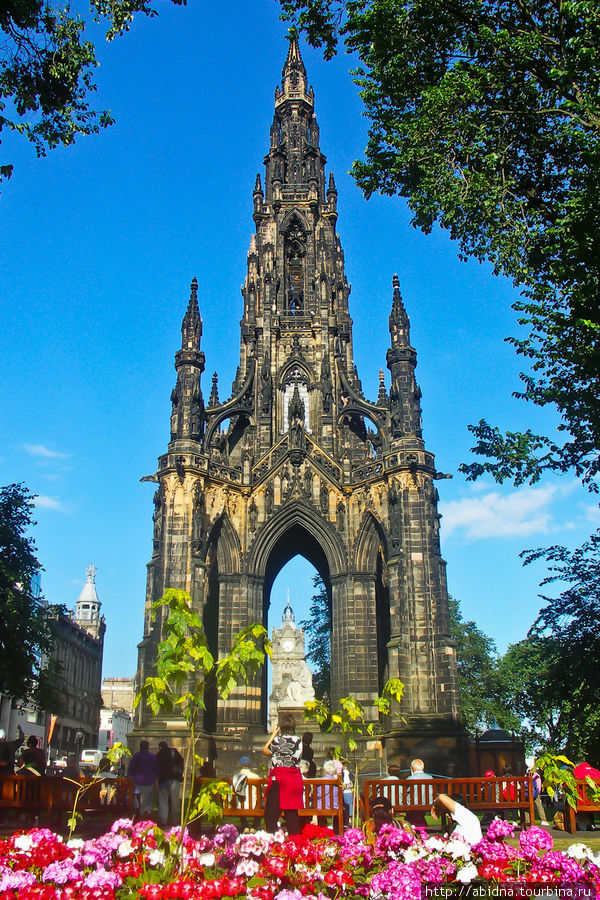 Памятник писателю Вальтеру Скотту, больше похожий на церковь Эдинбург, Великобритания