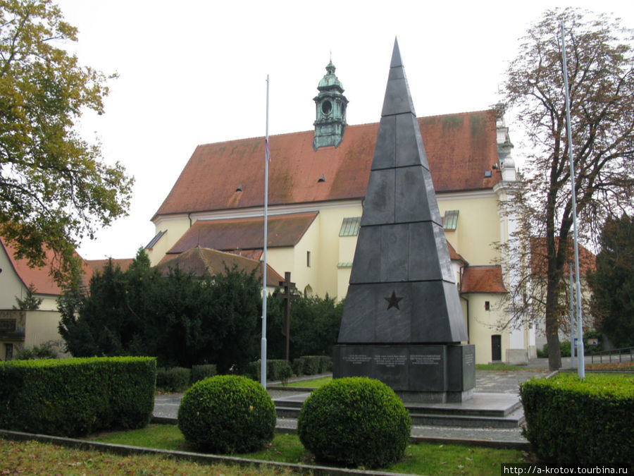Так выглядит памятник освободителям Брно. Церковь — на заднем плане. Брно, Чехия