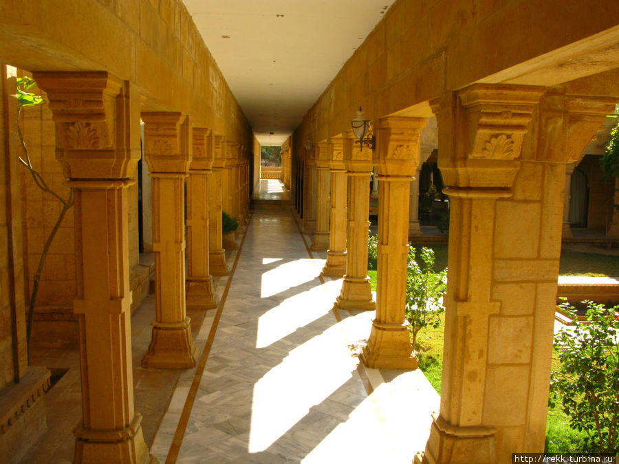 Домик, как и весь город, отстроен из песчаника Джайсалмер, Индия