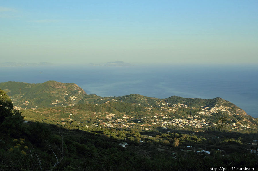 Вид на Капри с вершины. Остров Искья, Италия