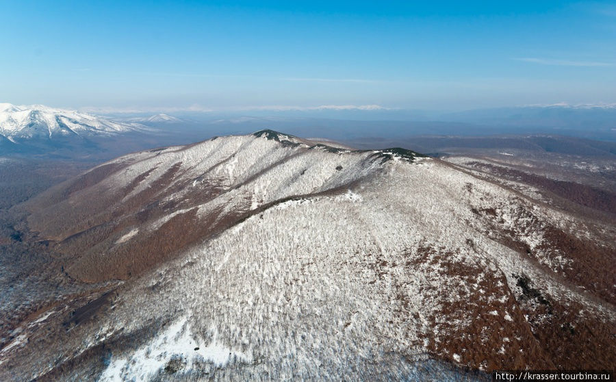 Над снежными вершинами и тундрой Камчатки Камчатский край, Россия
