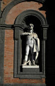 Статуя короля Иоахима Мюрата в палаццо Реале установлена в 1888 г.