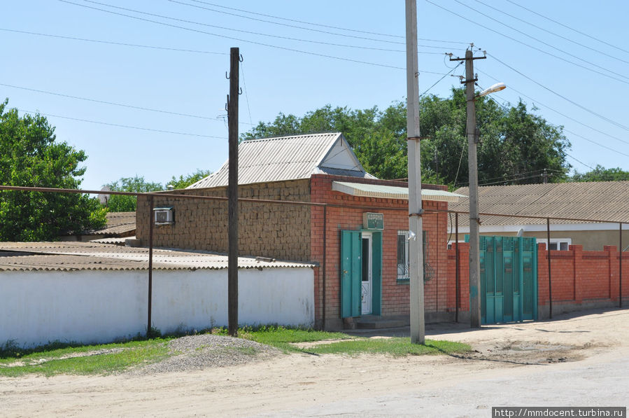 Боковые стены здания выполнены из кизяка (смеси соломы, навоза и глины) Терекли-Мектеб, Россия Боковые стены здания выполнены из кизяка (смеси соломы, навоза и глины) Терекли-Мектеб, Россия