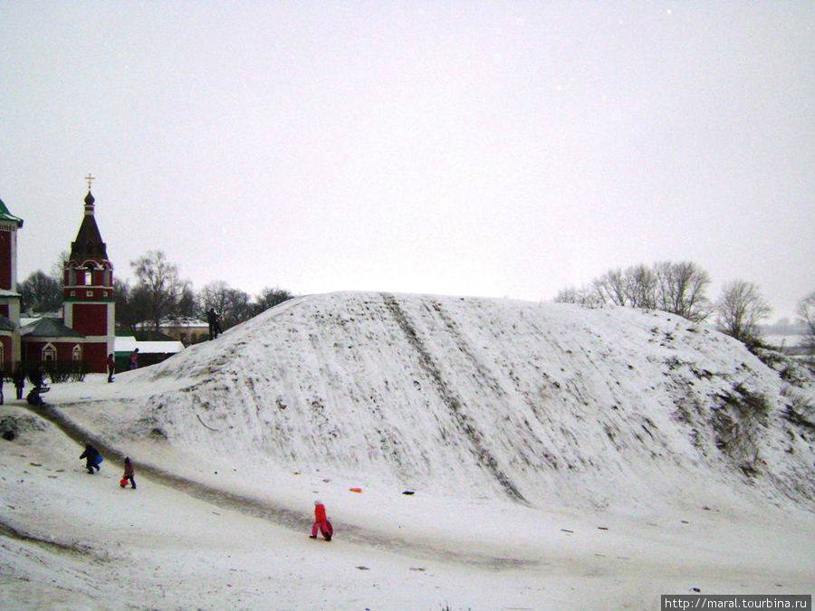 С земляных валов, опоясывающих Суздальский кремль, открываются прекрасные виды окрестностей Суздаль, Россия С земляных валов, опоясывающих Суздальский кремль, открываются прекрасные виды окрестностей Суздаль, Россия
