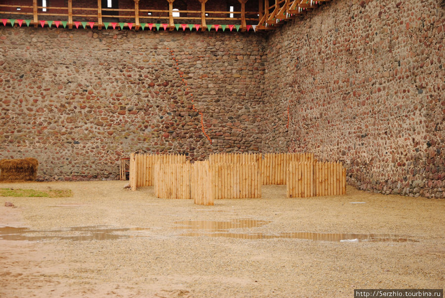 Поле внутри замка, где когда-то проходили конкурсы рыцарей Лида, Беларусь