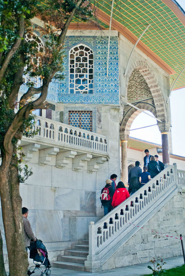 На протяжении многих веков дворец постоянно перестраивался и дополнялся, поэтому здесь нет единого архитектурного ансамбля.Здания часто расположены вплотную друг к другу и в целом представляют собой мозаику различных стилей и эпох. Все вместе несет в себе восточный колорит и определенный шарм. На протяжении многих веков дворец постоянно перестраивался и дополнялся, поэтому здесь нет единого архитектурного ансамбля.Здания часто расположены вплотную друг к другу и в целом представляют собой мозаику различных стилей и эпох. Все вместе несет в себе восточный колорит и определенный шарм.
