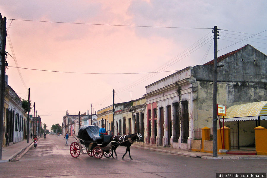 По узким улицам почти не ездят автомобили – практически все в городе передвигаются на велосипедах или на повозках Карденас, Куба