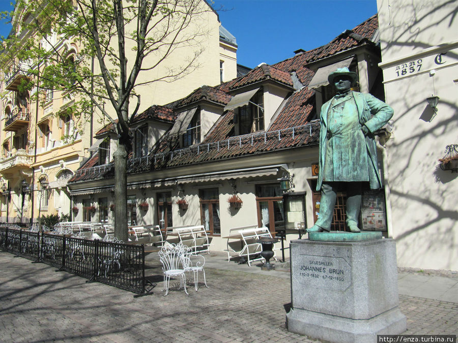 Одно из старейших в городе Engebret Café с памятником завсегдатаю, норвежскому актёру  Йоханнесу Брюну. Осло, Норвегия
