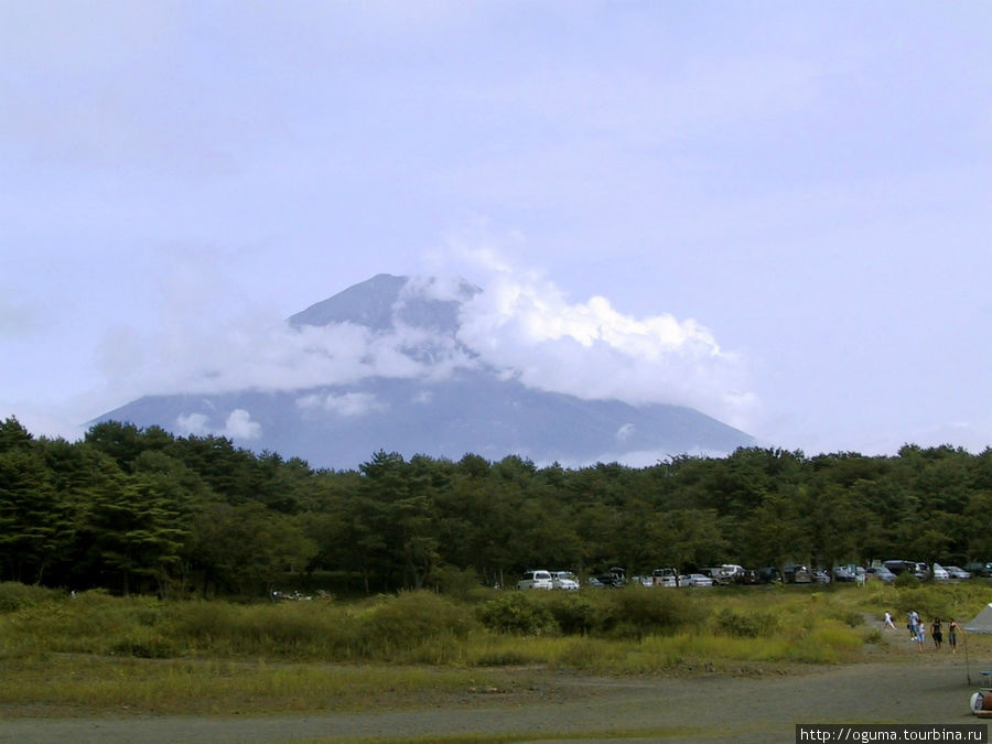 А вот и Фудзи немного выступила из облаков. Фудзияма (вулкан 3776м), Япония