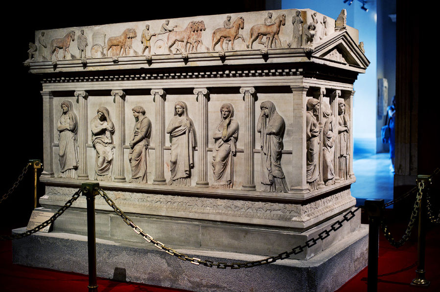 Второй — саркофаг плакальщиц (середина IV в. до н. э. — 2350 лет назад!). Ниже двух похоронных процессий, изображённых на боковых сторонах, видны 18 женщин с разнообразными жестами скорби, отделённые друг от друга ионическими колоннами. Второй — саркофаг плакальщиц (середина IV в. до н. э. — 2350 лет назад!). Ниже двух похоронных процессий, изображённых на боковых сторонах, видны 18 женщин с разнообразными жестами скорби, отделённые друг от друга ионическими колоннами.