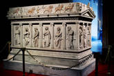 Второй — саркофаг плакальщиц (середина IV в. до н. э. — 2350 лет назад!). Ниже двух похоронных процессий, изображённых на боковых сторонах, видны 18 женщин с разнообразными жестами скорби, отделённые друг от друга ионическими колоннами.
