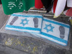 особый товар — коврики с израильским флагом, чтобы топтать его