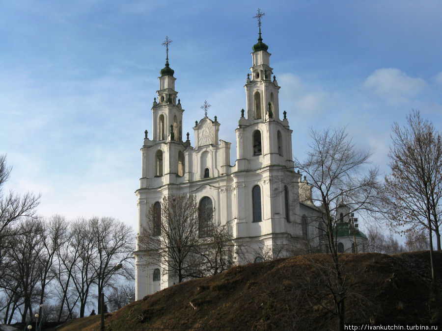 Софийский собор возвышается над Западной Двиной Полоцк, Беларусь