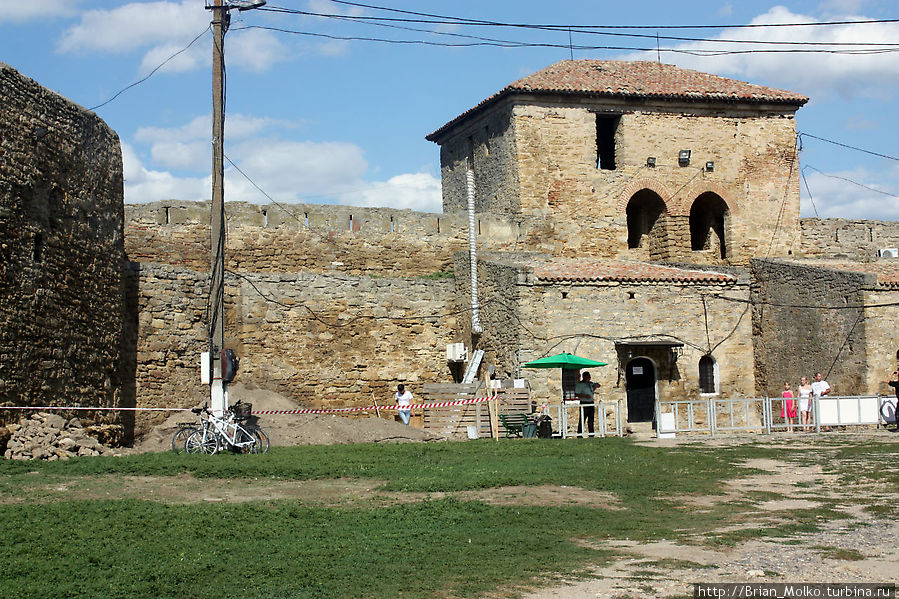 Вид на вход внутри крепости. Слева наши велосипеды :) Белгород-Днестровский, Украина