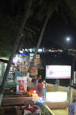Вечерний вид с ресторанов на море и магазиную улочку