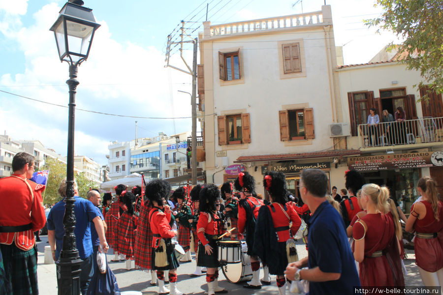 Красочное шествие по улочкам Ретимно. Ретимно, Греция