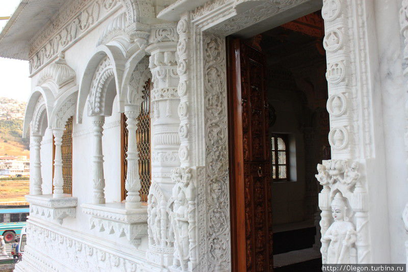 Храм высеченный из белого мрамора Удагамандалам, Индия