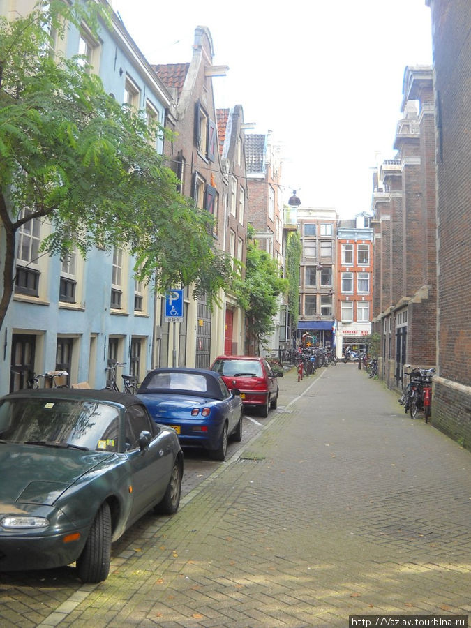 Машины в городе тоже имеются Амстердам, Нидерланды