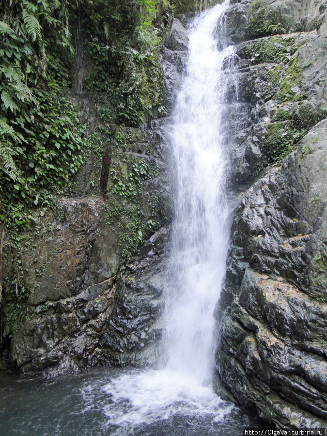 грохочущего водопада, низвергающегося откуда-то сверху Ванвьенг, Лаос