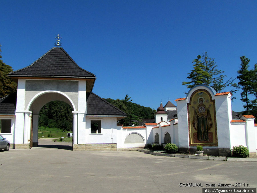 Монастырская стена и Входные ворота Унивского мужского монастыря. Унив, Украина