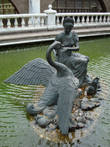 Скульптурная композиция на воде.