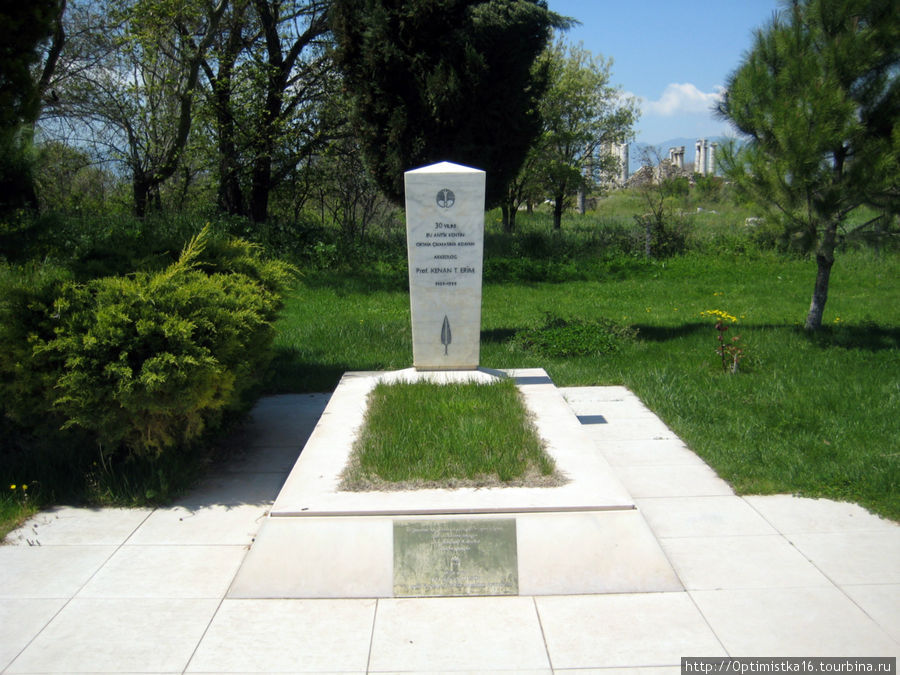 Здесь похоронен Kenan Erim (1929-1990)  — турецкий археолог, профессор Нью-Йоркского университета. Почти 30 лет своей жизни он посвятил раскопкам в Афродисиасе. Гейре (Афродизиас), Турция