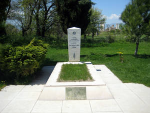 Здесь похоронен Kenan Erim (1929-1990)  — турецкий археолог, профессор Нью-Йоркского университета. Почти 30 лет своей жизни он посвятил раскопкам в Афродисиасе.