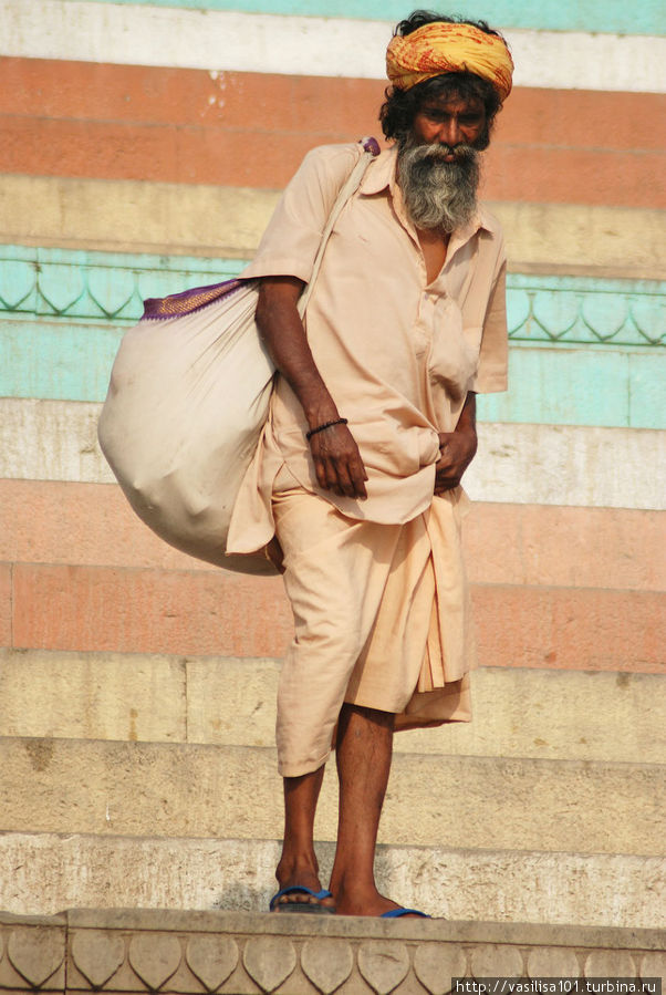 Люди на гатах Варанаси Варанаси, Индия