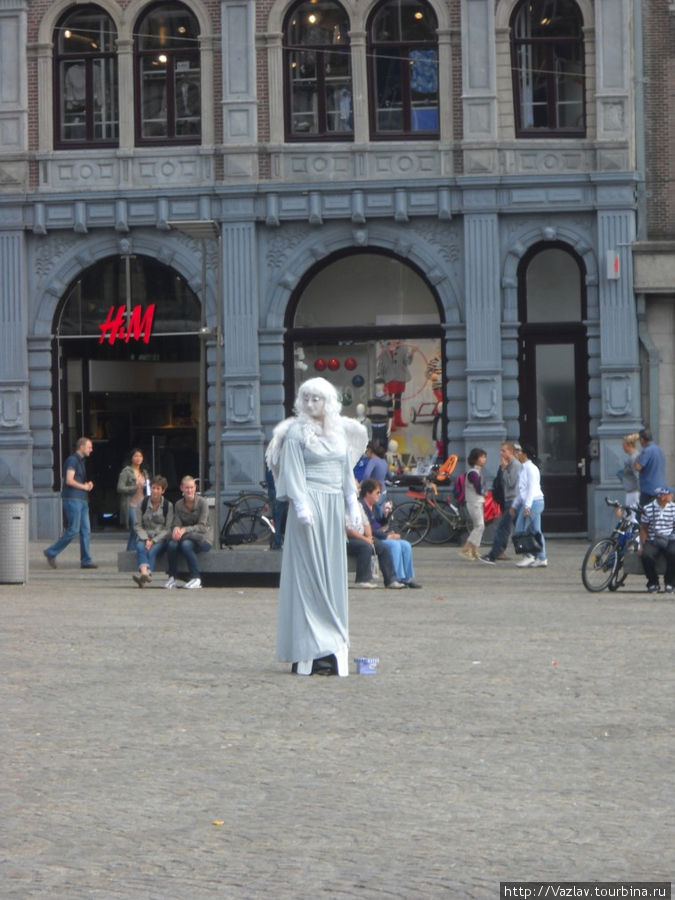 Одни из живых скульптур Амстердам, Нидерланды