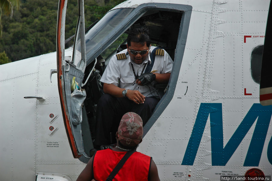 Агент передает пилоту список пассажиров. Я, кстати, улетел на этом самолете. Папуа, Индонезия