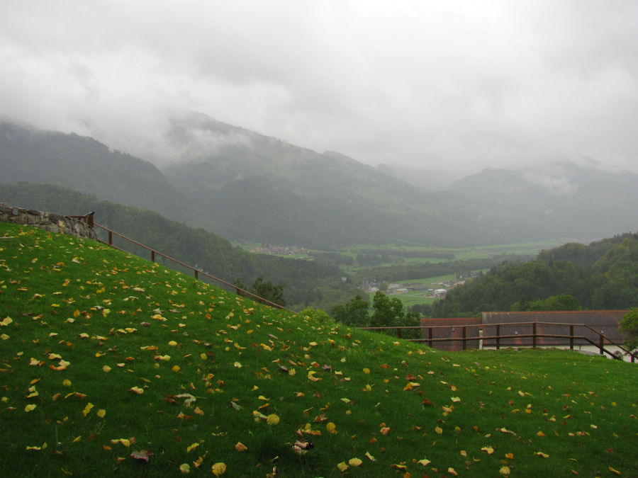 гора Молезон (местный горнолыжный курорт) скрыта  облаками и дождём Грюйер, Швейцария