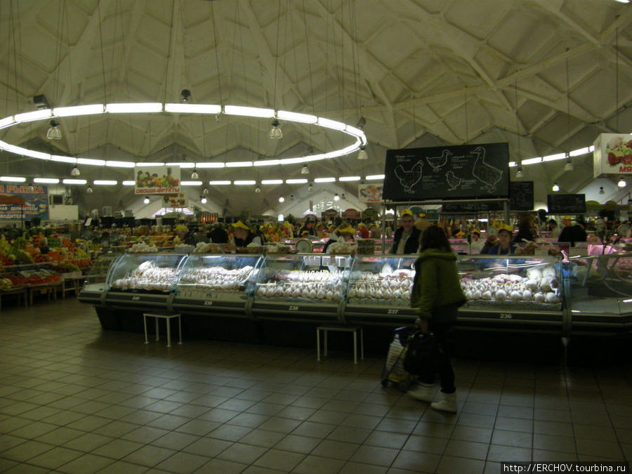 Даниловский рынок накрыт огромным куполом, и напоминает цирк. Внутри рыночного здания. Москва, Россия