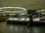 Даниловский рынок накрыт огромным куполом, и напоминает цирк. Внутри рыночного здания.