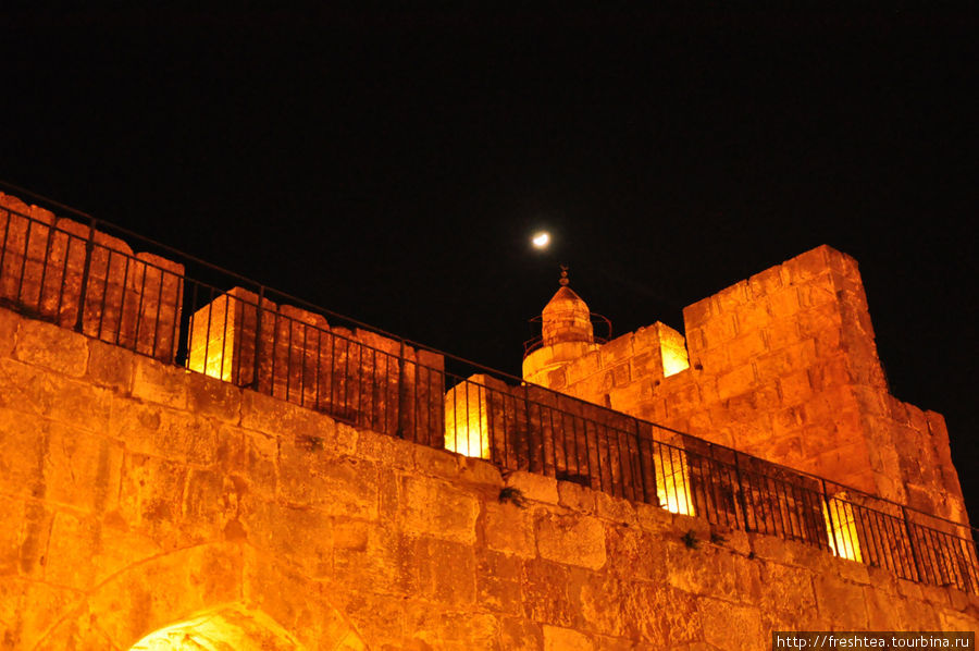 Днем по стенам Цитадели проходит экскурсионный маршрут вокруг Старого города. Иерусалим, Израиль
