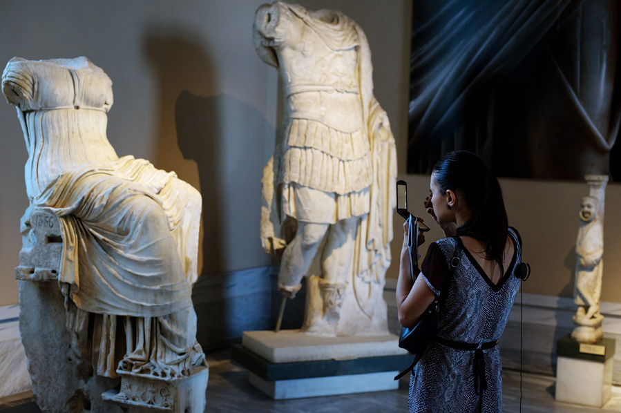 Аленка в музее ) Аленка в музее )