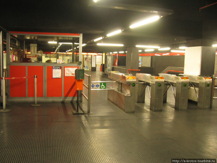 Так выглядит вход на станцию. В стеклянной будке — контролёры Милан, Италия