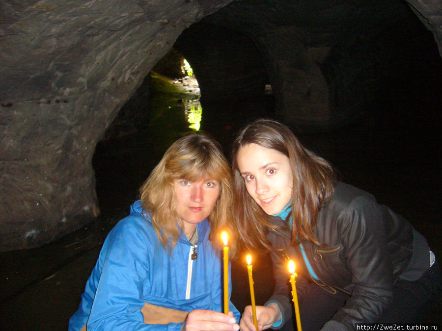 В храме Иоанна Предтечи перед посещением пещер можно запастись свечами Старая Ладога, Россия